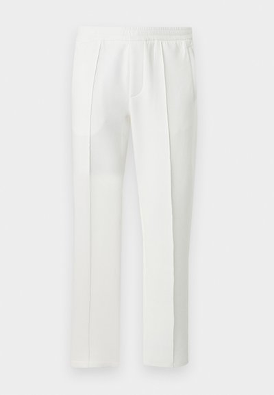 Λευκό παντελόνι με ίσια γραμμή, ελαστική μέση και ραφές με πιέτες μπροστά, κρεμασμένο σε απλό φόντο.