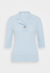 Jasnoniebieski prążkowany sweter z kołnierzykiem, rękawami do łokcia i dużym ozdobnym guzikiem z przodu. Gładka faktura.