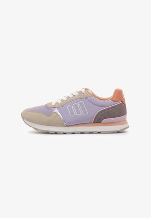 Sneaker in Lavendel-, Rosa- und Beigetönen; synthetisches Obermaterial mit Mesh, Wildleder und metallischen Akzenten; weiße Schnürsenkel; gemusterte Sohle.