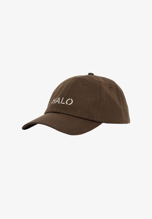Braune Baumwoll-Baseballkappe mit gebogenem Schirm und dem weißen "HALO"-Logo, das auf der Vorderseite gestickt ist. Sechs Belüftungslöcher oben.