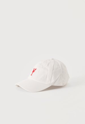 Weiße Baseballkappe mit einem roten Hummer vorne bestickt, vor einem schlichten hellen Hintergrund dargestellt.