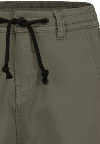 Olivgrüne Shorts mit einem Kordelzugbund, ausgestattet mit einem schwarzen Kordel und strukturiertem Stoff. Bereitgestellt mit seitlichen Taschen und subtilen Nähten.