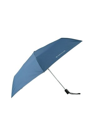 Blauer Regenschirm mit einem silbernen Metallrahmen und einem strukturierten Dach. Verfügt über einen gebogenen Griff und auffällige Markenkennzeichnung auf dem Stoff.