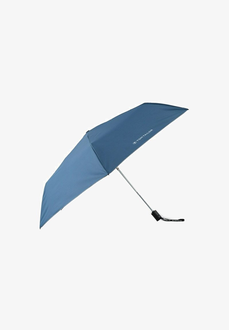 Blauwe paraplu met een metalen zilveren frame en een textuurdoek. Heeft een gebogen handvat en opvallende branding op de stof.