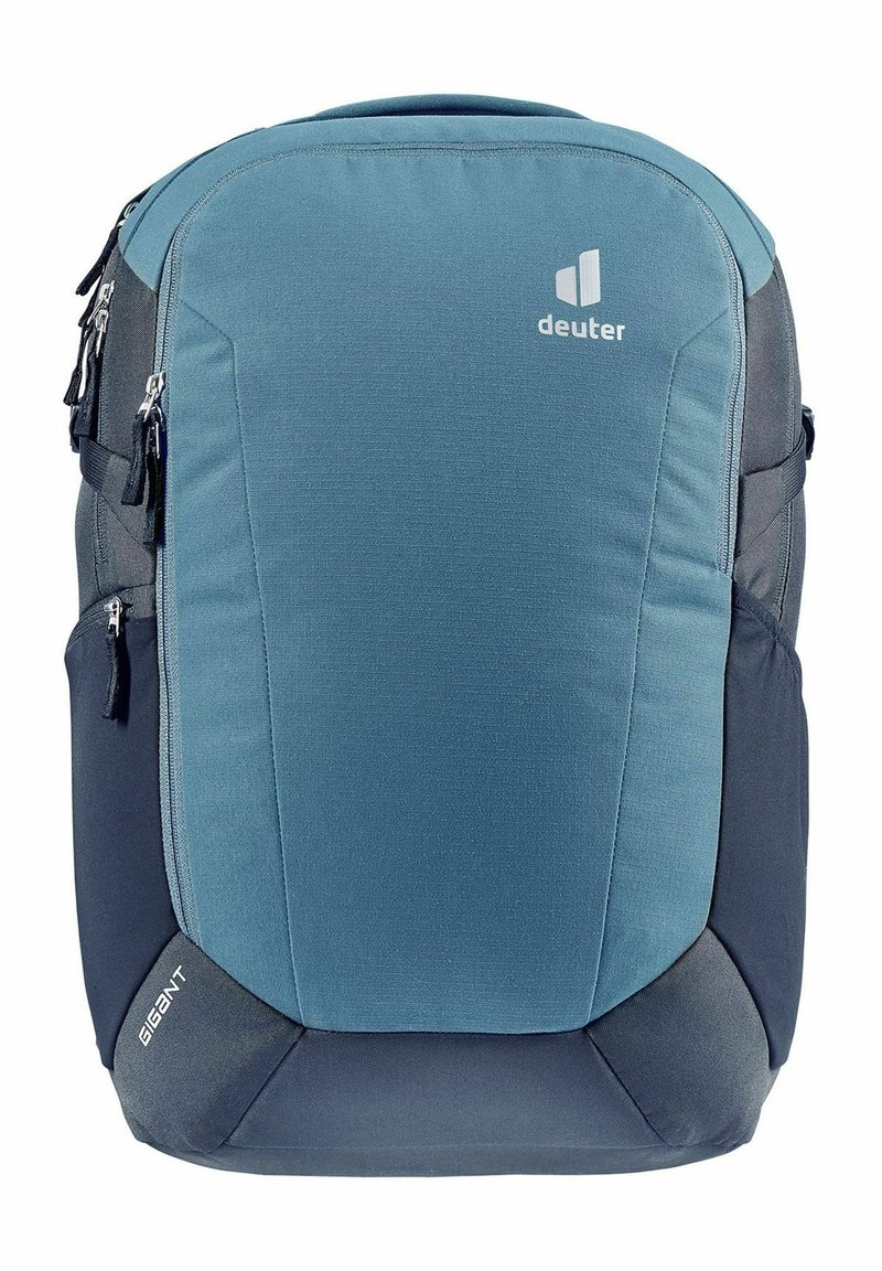 Mochila azul y gris con una textura de tela suave, forma acolchada, múltiples bolsillos con cremallera y un logo de marca en la parte frontal.