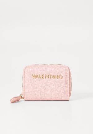 Carteira de couro rosa com acabamento texturizado, logótipo em dourado "Valentino" na frente, fecho de zíper e uma pequena tabuleta de puxar.