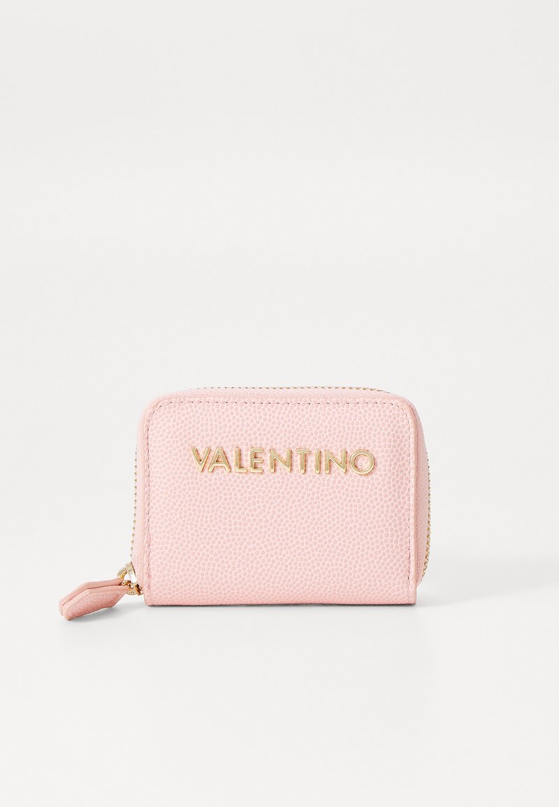 Portefeuille en cuir rose avec texture, logo doré "Valentino" à l'avant, fermeture éclair, et un petit tirette de zip.