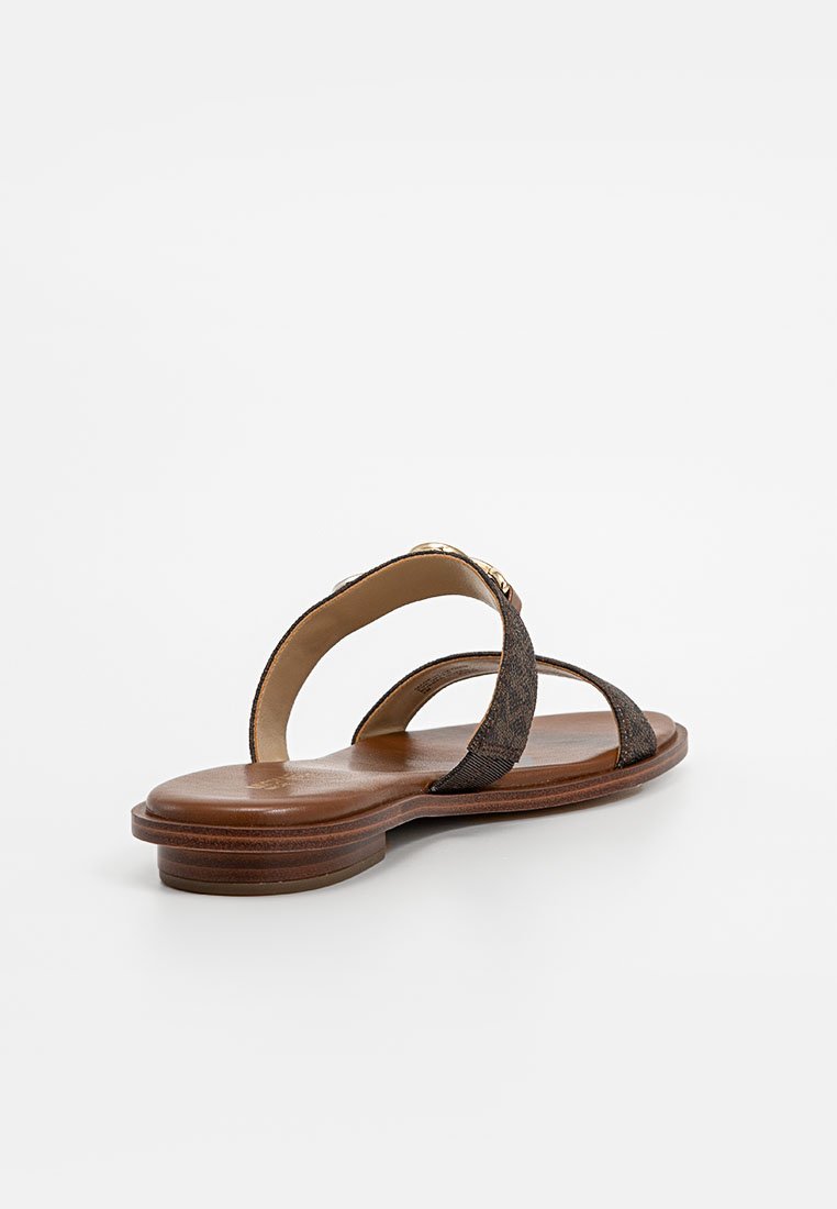 Bruine platte sandalen met gestructureerde donkere banden en een gladde, lichtbruine zool. Het ontwerp heeft een minimalistische stijl en een lichte hak.