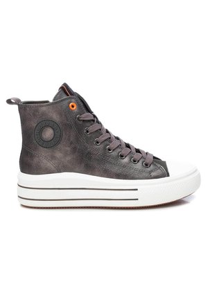 Zapatilla alta en cuero texturizado gris oscuro con suela blanca, franja negra contrastante, ojete naranja y logotipo circular en el lateral.