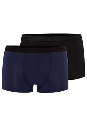 Dwie pary męskich bokserek: jedna granatowa, druga czarna, obie z czarnymi elastycznymi pasami w talii, na białym tle.