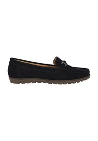 Mocasines de ante negro con un diseño de costura, suela plana de goma y un acento metálico en la parte superior. Textura suave con una forma clásica.