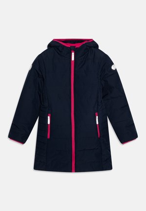 Merino puffer takki, jossa on huppu, vaaleanpunainen vetoketju ja yksityiskohtia. Sisältää kaksi etutaskua, joissa on kontrastiväriset vetoketjut ja tikattu pinta.