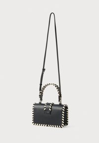 Crna kožna torba s strukturiranim oblikom, sa pletenom kremastom i crnom trakicom, drškom i preklopom.