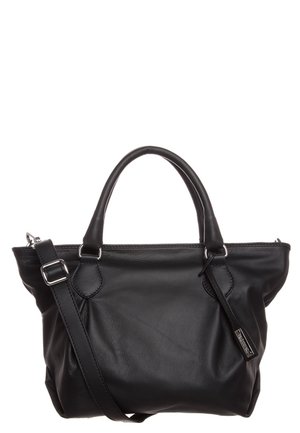 Sac à main en cuir noir avec deux poignées et une bandoulière réglable, doté de ferrures argentées et d'une petite étiquette de marque à l'avant.