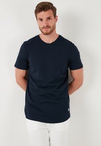 REGULAR FIT - Jednoduché tričko - dark blue