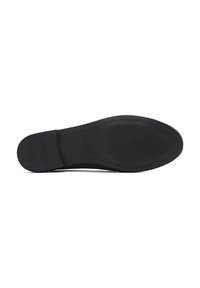 La suola di una scarpa nera presenta una superficie in gomma testurizzata, un tacco arrotondato e una finitura liscia con cuciture sottili lungo il bordo.