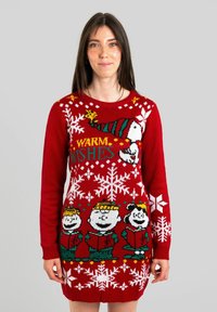 Maglione rosso lavorato a maglia con fiocchi di neve, personaggi dei cartoni animati che cantano e la scritta "WARM WISHES" in giallo. Maniche lunghe e polsini a coste.