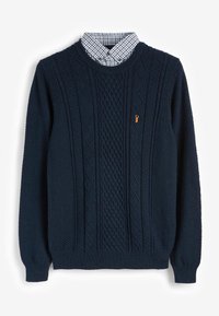 Granatowy sweter z dzianiny, ozdobiony wzorami w warkocze, z prążkowanymi mankietami i dołem, z kołnierzem, pod którym znajduje się czarno-biała kratka.