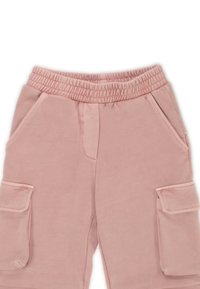 Pantaloni della tuta rosa realizzati in tessuto morbido, con vita elastica, tasche laterali e tasche cargo sulle cosce. Texture liscia.