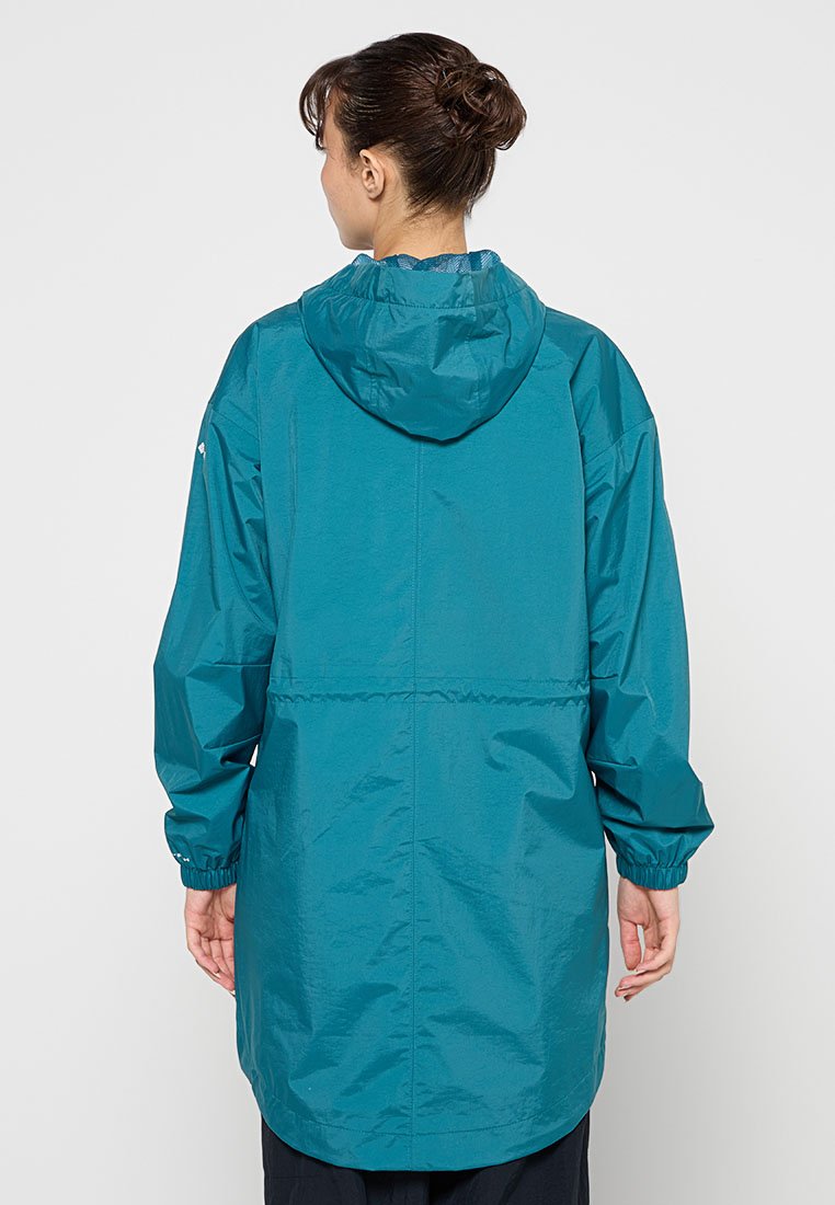 Veste imperméable turquoise avec capuche, manches longues, poignets élastiques et ourlet droit. Texture lisse et design léger adapté à la pluie.