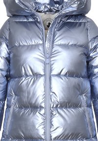 Giacca puffer azzurro chiaro con finitura metallica lucida, chiusura frontale con zip e due tasche laterali. Presenta un cappuccio e un design trapuntato.