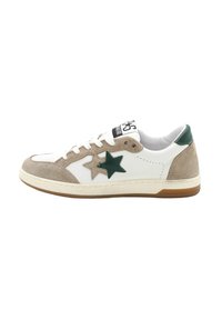 Sneakers en suède blanc et beige avec des accents en étoile verte, bout rond, semelle plate et un patch logo sur la languette.