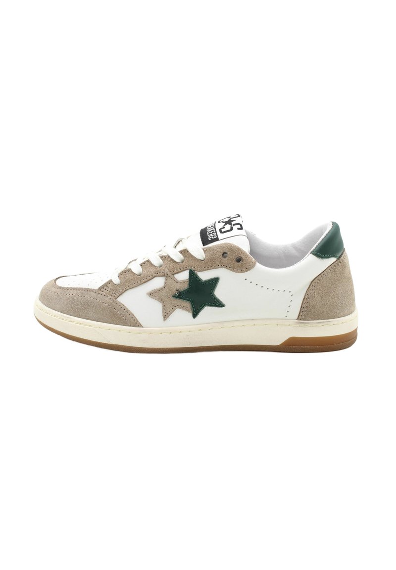 Sneakers en suède blanc et beige avec des accents en étoile verte, bout rond, semelle plate et un patch logo sur la languette.