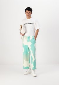 Marimekko FINAALI UNIKKO UNISEX - Pantaloni sportivi - off white/green