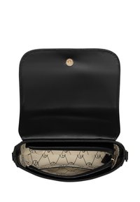 Bolso de mano de piel negra con un cierre a presión dorado. El interior presenta un forro con estampado y un compartimento con cremallera. Textura suave en toda la superficie.