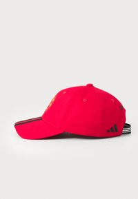 Boné de beisebol vermelho com a aba curvada. Apresenta um logótipo bordado na frente e riscas verticais na parte de trás. Fivela ajustável na parte de trás.
