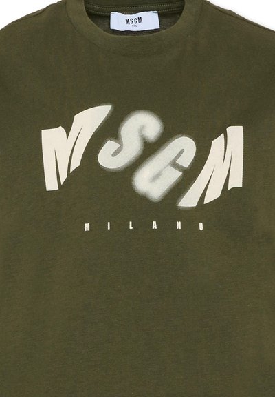 Zielona koszulka bawełniana z okrągłym dekoltem, z wyraźnym białym napisem "MSGM" oraz mniejszymi literami "MILANO" poniżej.