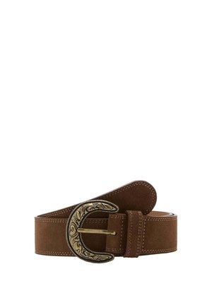 Ceinture en daim marron avec une boucle courbée en or ancien détaillée et une boucle de ceinture marron assortie, enroulée à plat sur fond blanc.