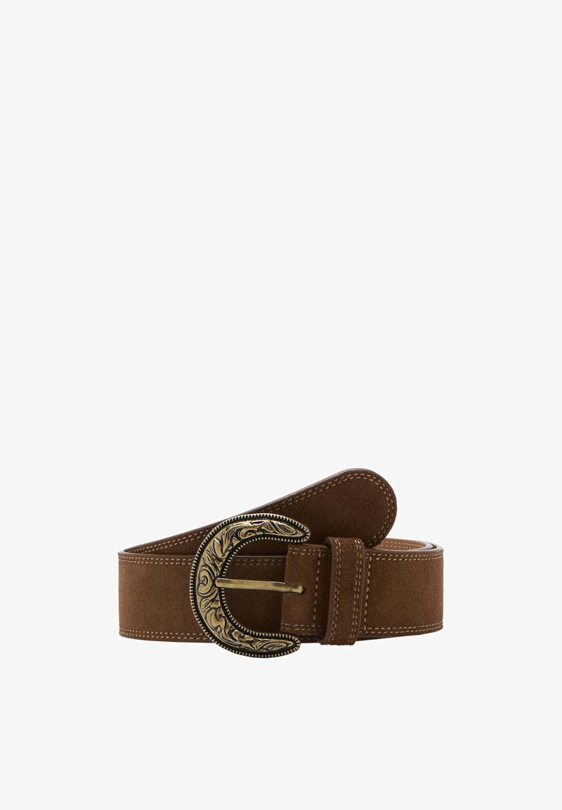Ceinture en daim marron avec une boucle courbée en or ancien détaillée et une boucle de ceinture marron assortie, enroulée à plat sur fond blanc.