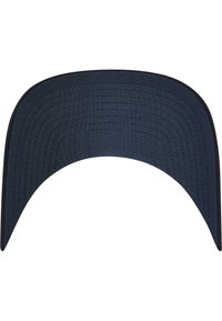Vizor din material de marină cu o formă curbată, având linii cusute și o culoare uniformă. Fără embellishements sau logo-uri. Textură netedă.