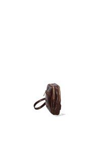 Borsetta in pelle marrone con design piatto, dotata di una zip dorata e di un cinturino per il polso per il trasporto. Texture liscia e forma compatta.