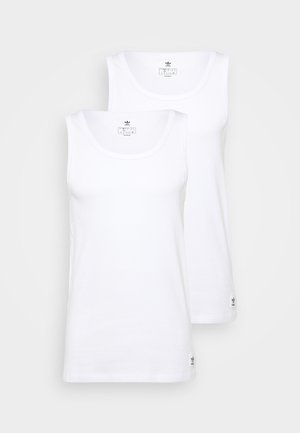 Zwei weiße Baumwoll-Tanktops mit rundem Ausschnitt und taillierter Passform. Mit einem kleinen Logotag am Saum. Glatte Textur, schlichtes Design.