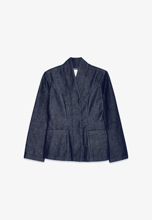 Dunkelblaue Jeansjacke mit Schalkragen, zwei Vordertaschen und strukturierten Nähten für eine taillierte Passform. Texturiertes Material.