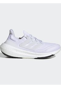 Witte sportieve schoenen met een mesh bovenkant, een gestructureerd oppervlak en een chunky zool. Heeft drie strepen en een contrasterende zwarte buitenzool.