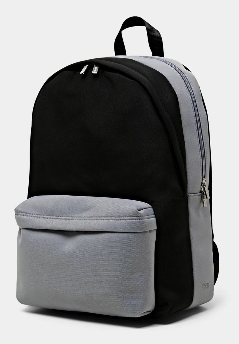Mochila con un cuerpo negro y acentos grises, fabricada con un material duradero. Incluye un bolsillo frontal con cremallera y correas para los hombros acolchadas.