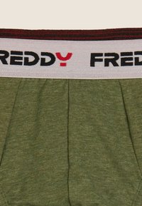Pantaloncini in tessuto verde oliva con una vita elastica grigio chiaro, caratterizzata dal logo "FREDDY" nero e rosso, con una trama a coste e dettagli a pieghe.