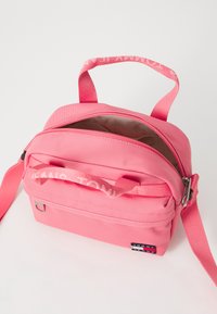 Tommy Jeans ESS DAILY CROSSOVER - Kézitáska - preppy pink