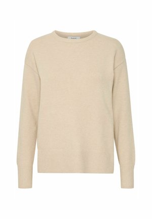 Beige stickad tröja med rundad halsringning, sänkta axlar och ribbade ärmslut. Tyget verkar mjukt med en slät textur och minimal detaljering.