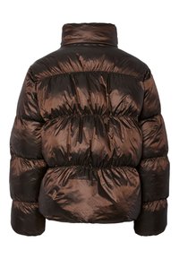 Brun vadderad jacka med hög krage, glänsande nylonmaterial, quiltade sektioner och elastisk insvängning vid midjan och ärmsluten.