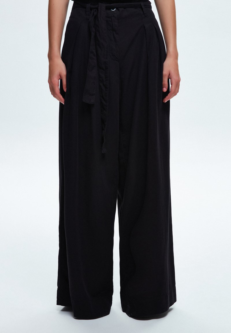 adL BELTED WAIST - Kalhoty - black