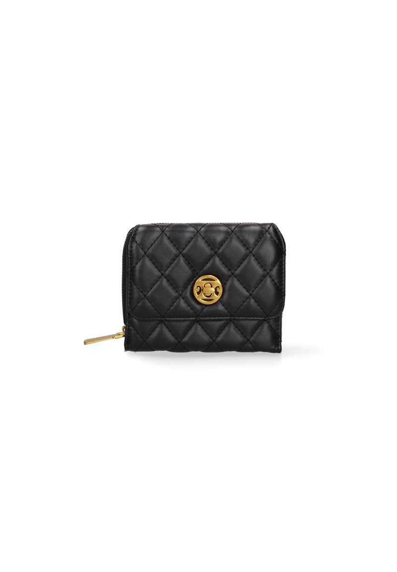 Portafoglio nero trapuntato in pelle liscia con un fermo rotondo dorato. Presenta una chiusura con zip e una forma rettangolare compatta.