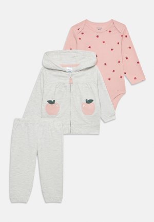 Dreiteiliges Baby-Outfit: graue Kapuzenjacke mit Apfel-Applikationen, hellrosa Langarmbody mit kleinen roten Apfelmotiven, graue Hose.