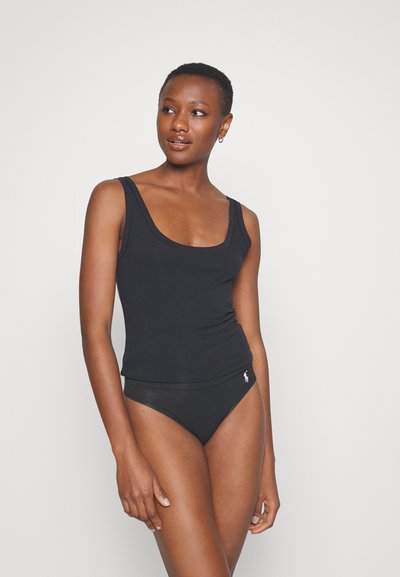 Melna t-krekla tipa krekls ar apaļu izgriezumu un plānām lencītēm, kombineēts ar melniem apakšbiksēm, kurām jostasvietā ir neliels logotips. Mīksta auduma tekstūra.