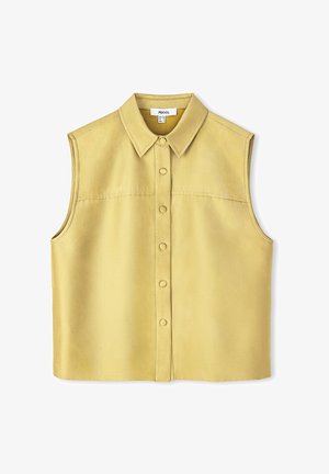 Top sans manches jaune en tissu lisse avec un fermeture à boutons sur le devant, comportant un col pointu et une couture horizontale au niveau de la poitrine.