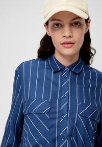 s.Oliver LONG- AUS REINER - Chemisier - dunkelblau