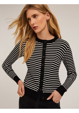 Zwart-wit gestreepte cardigan met een ribbelstructuur, voorzien van een ronde halslijn en zwarte knopen langs de voorkant.